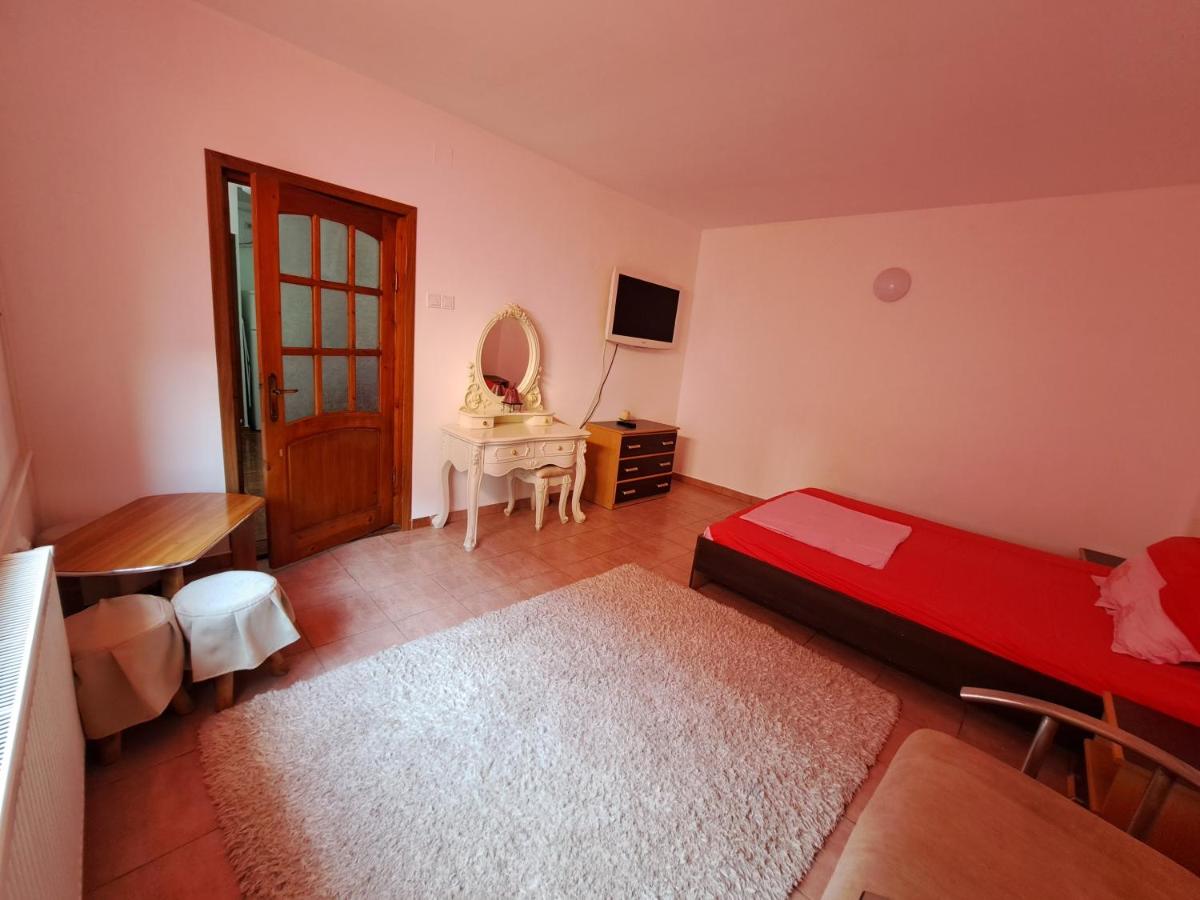 Suitetrails - Apartament un dormitor și living la curte Corbu
