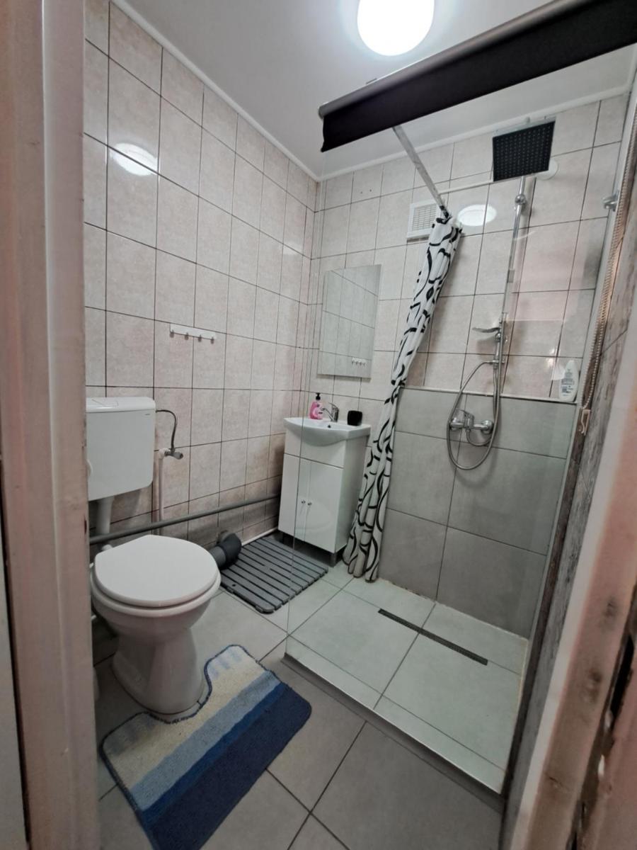 Suitetrails - Apartament un dormitor și living la curte Corbu