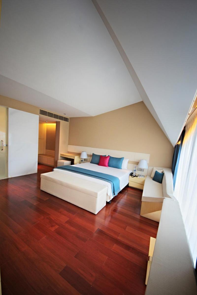 a large bedroom with a bed and a couch at Vivanta New Delhi, Dwarka in New Delhi a large bedroom with a bed and a couch at Vivanta New Delhi, Dwarka in New Delhi