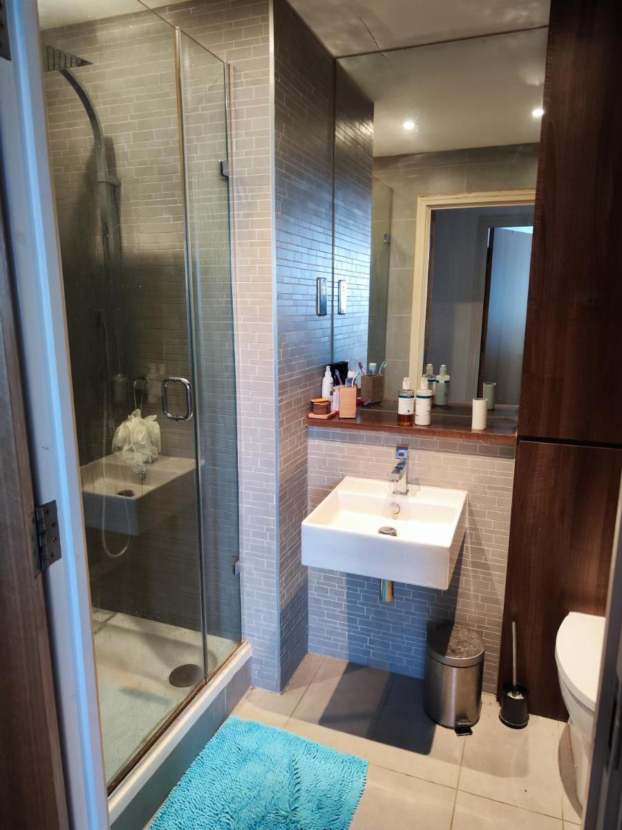 Spacious & Serene Stay in London - Housity