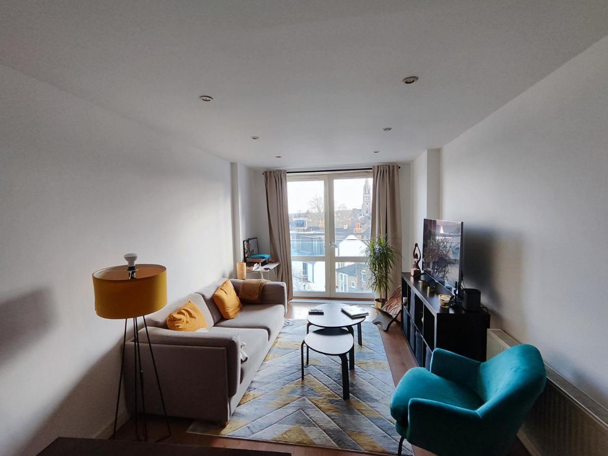 Spacious & Serene Stay in London - Housity