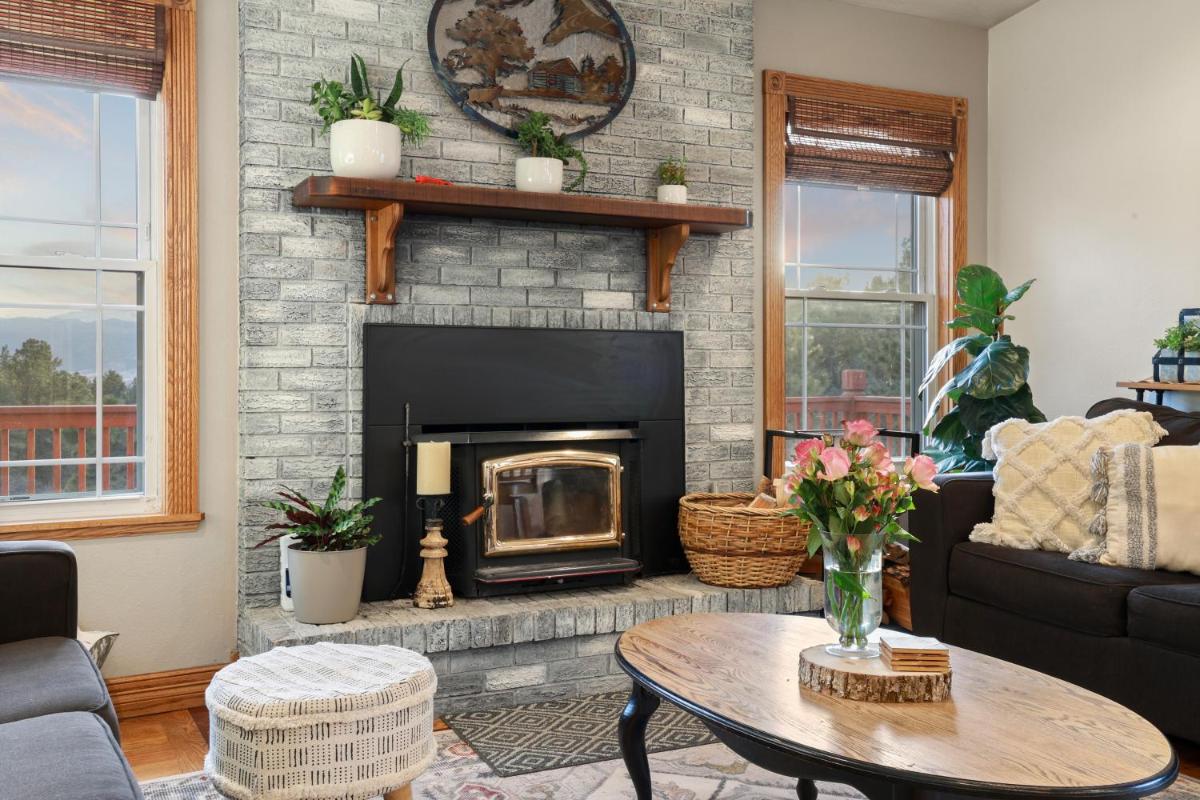Mountain Vistas House and Acreage - Housity