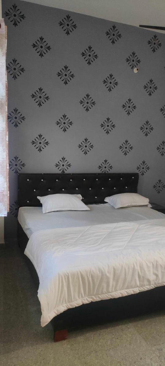 SPOT ON Hotel Paradise Inn - Housity