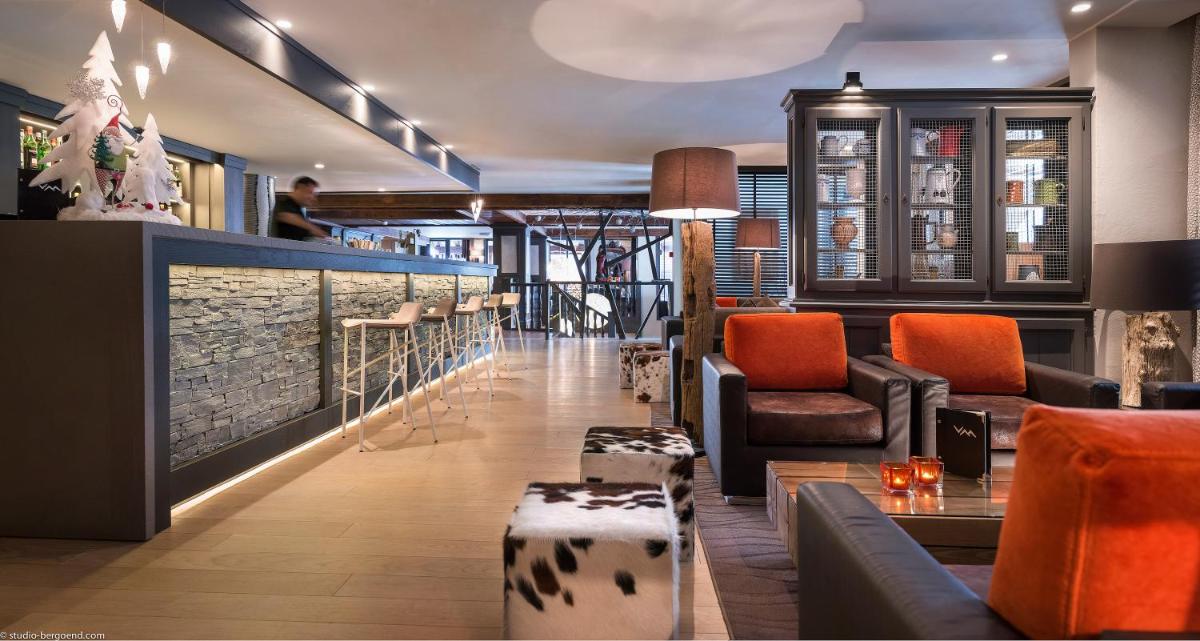 un hall avec des canapés et des fauteuils et un bar dans l'établissement Hôtel Village Montana by Les Etincelles, à Tignes
