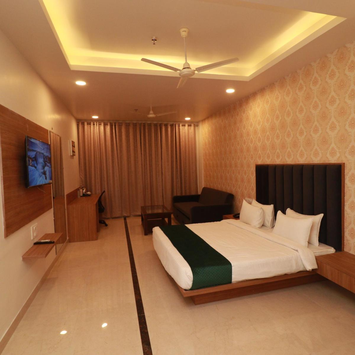 7 VACHAN LAWNS AND BANQUET - Housity