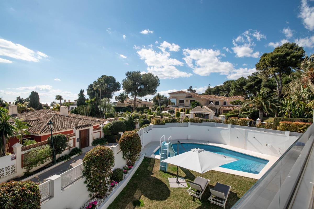 Villa encantadora junto a la playa en Los Monteros con seguridad 24 horas - Housity