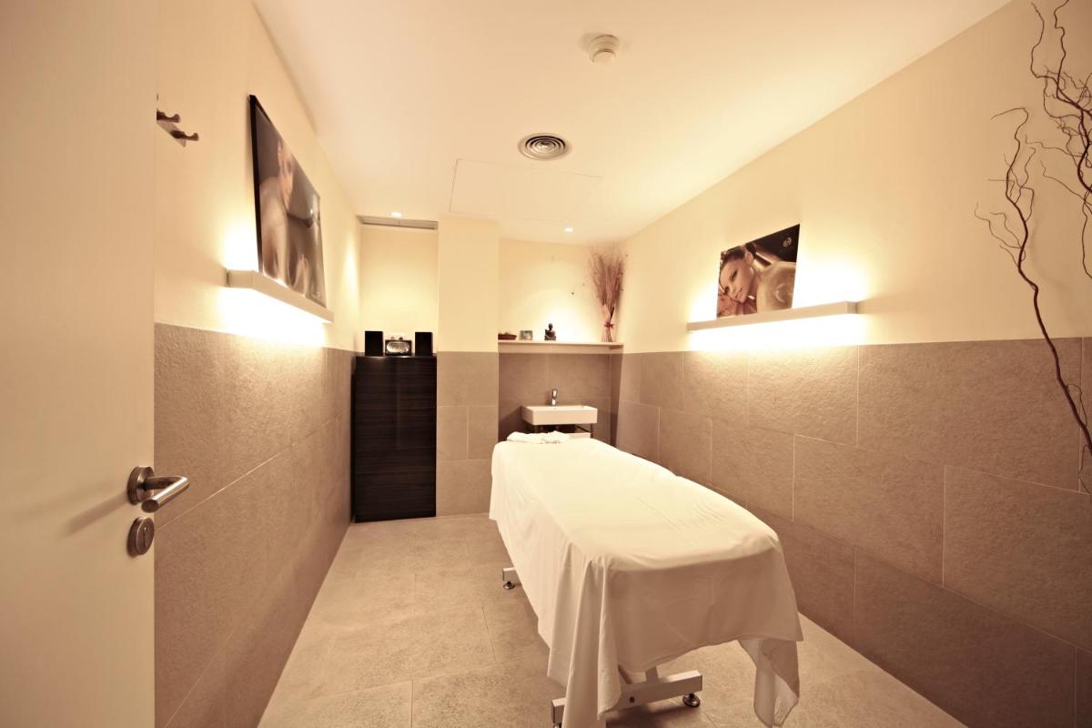 Un baño de Aimia Hotel