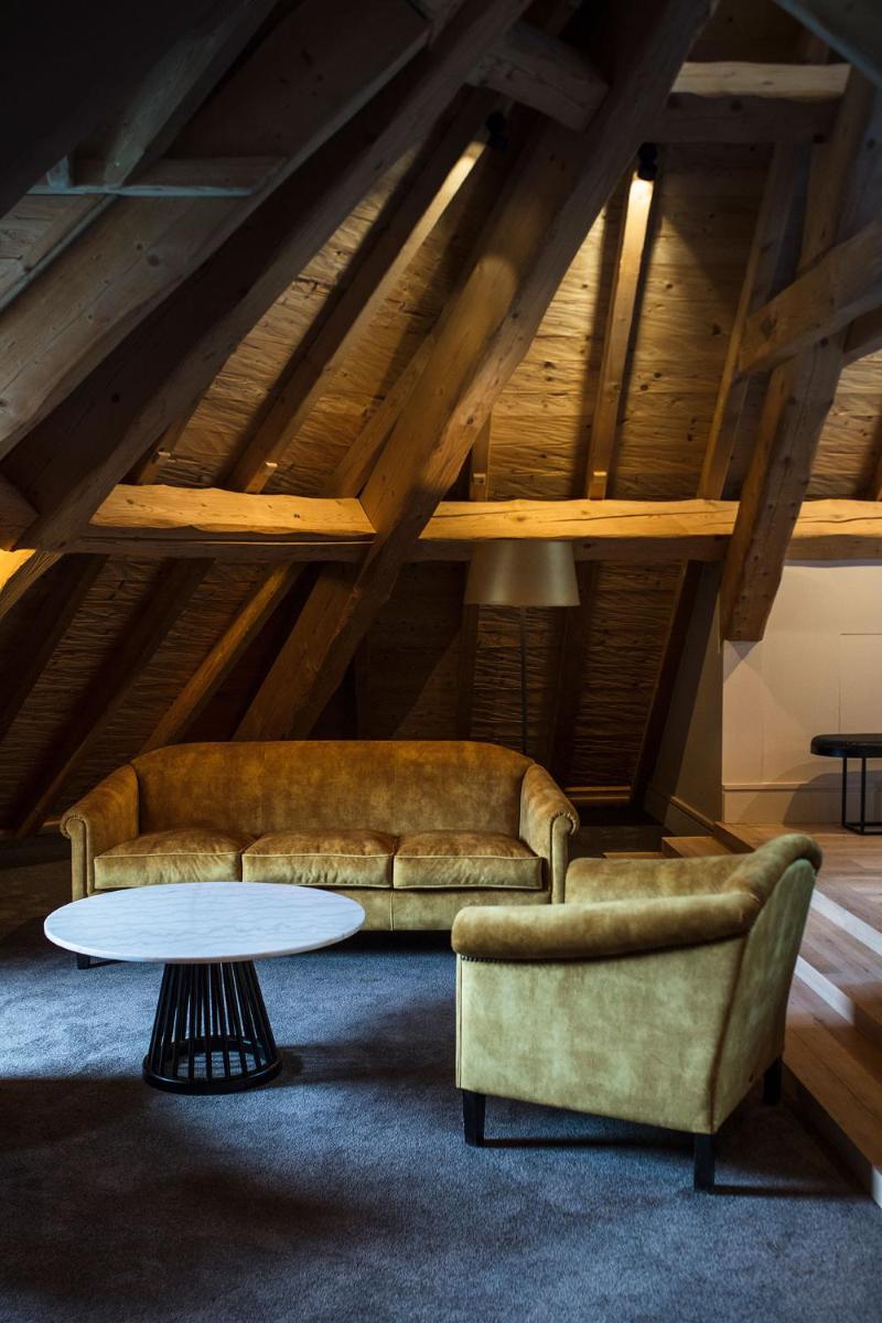 Coin salon dans l'établissement Hôtel L'Incomparable Aix-Les-Bains