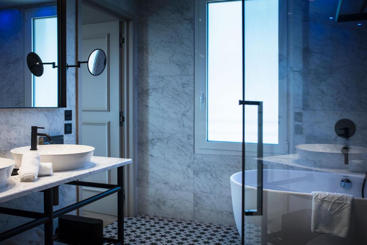 Salle de bains dans l'établissement Hôtel L'Incomparable Aix-Les-Bains