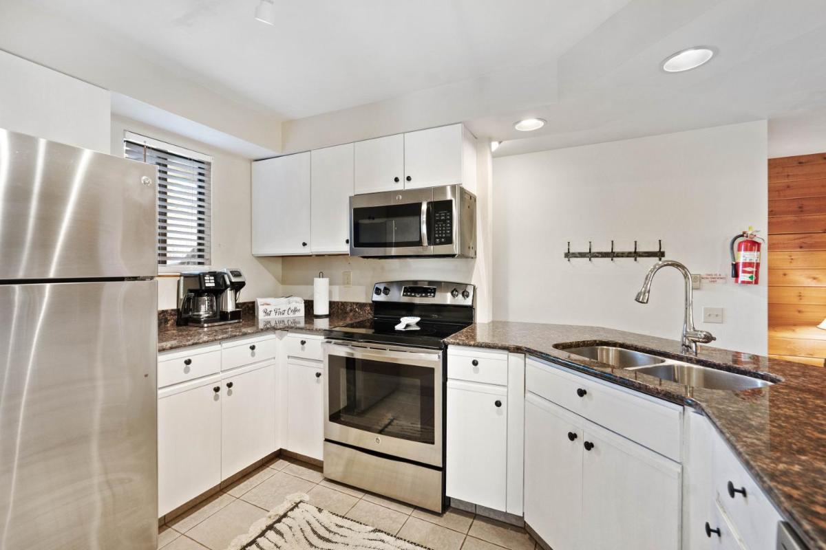 Beautiful Seven Springs- 2 Bed, 2 Bath Condo - Housity