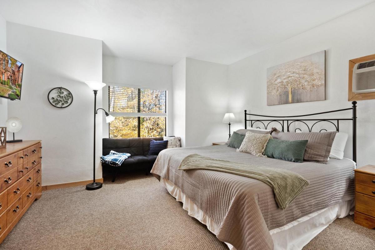 Beautiful Seven Springs- 2 Bed, 2 Bath Condo - Housity
