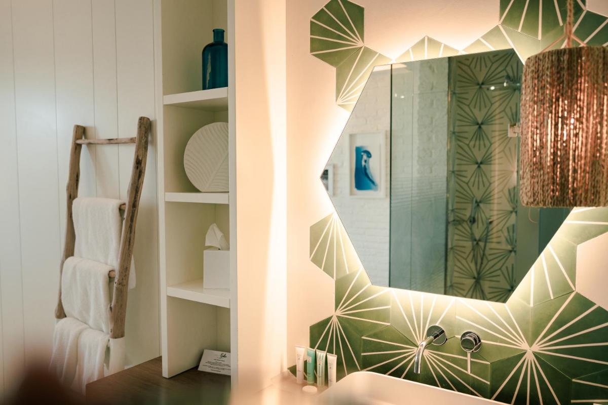 un baño con espejo y lavabo en Boutique Hotel Villa Gala by Fimedhotels, en Cadaqués