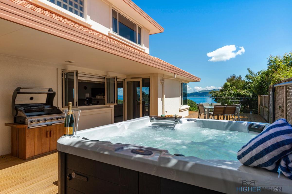 Tui Lookout - Spa Pool & Lake Views - Housity