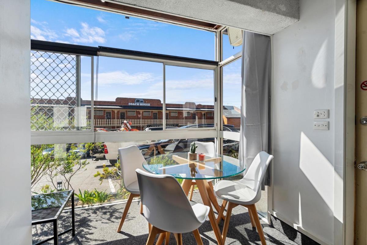 Coach House Launceston - Housity