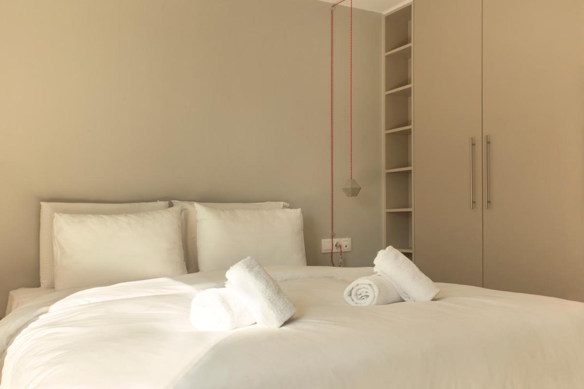 Luxury Apt with Parking-Living Stone Silver - Housity