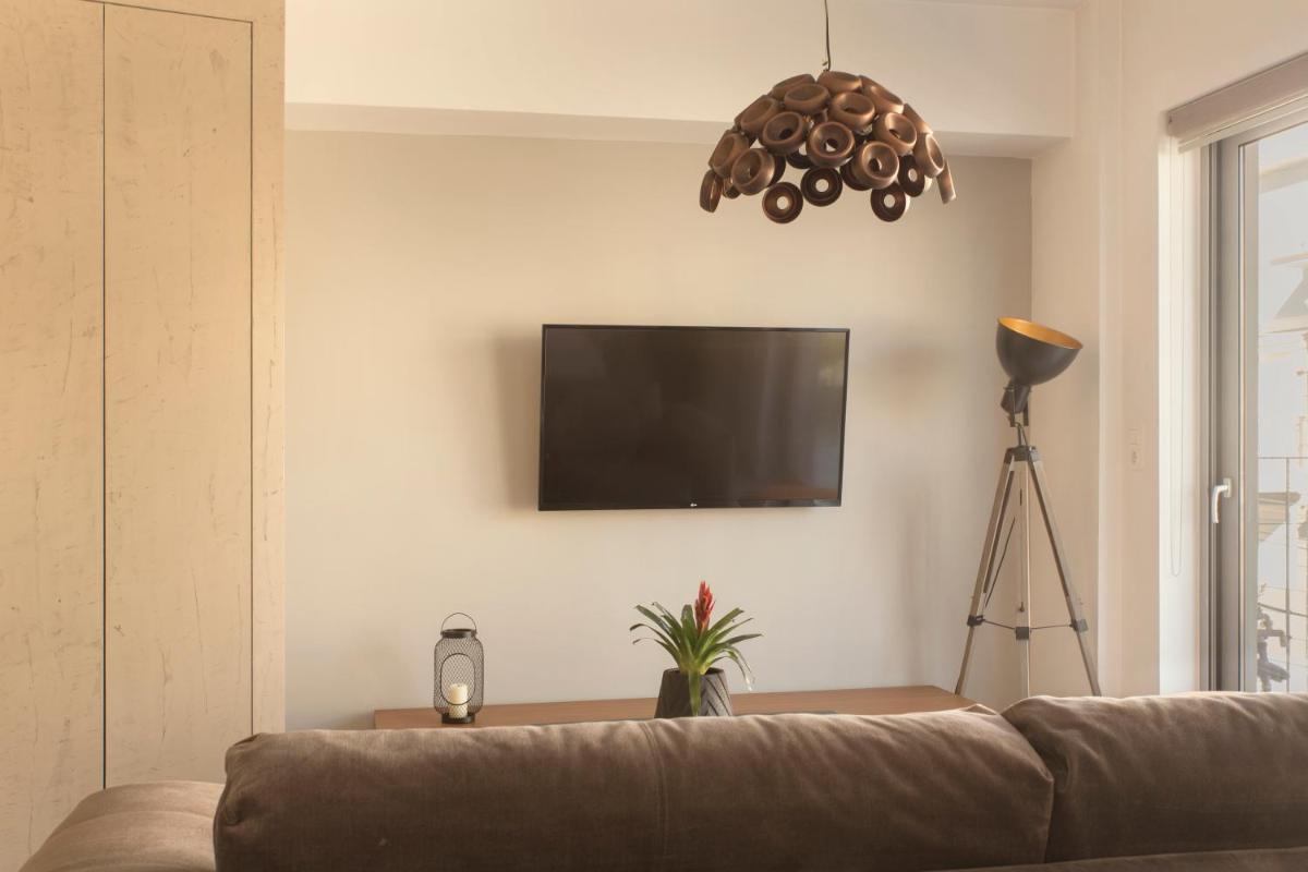 Luxury Apt with Parking-Living Stone Silver - Housity
