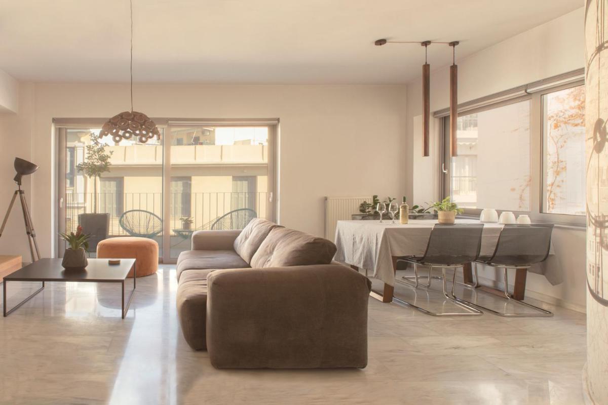 Suitetrails - Luxury Apt with Parking-Living Stone Silver