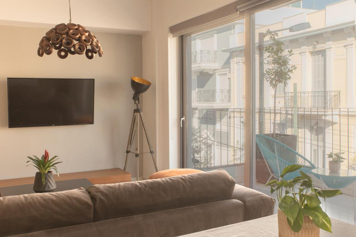 Suitetrails - Luxury Apt with Parking-Living Stone Silver