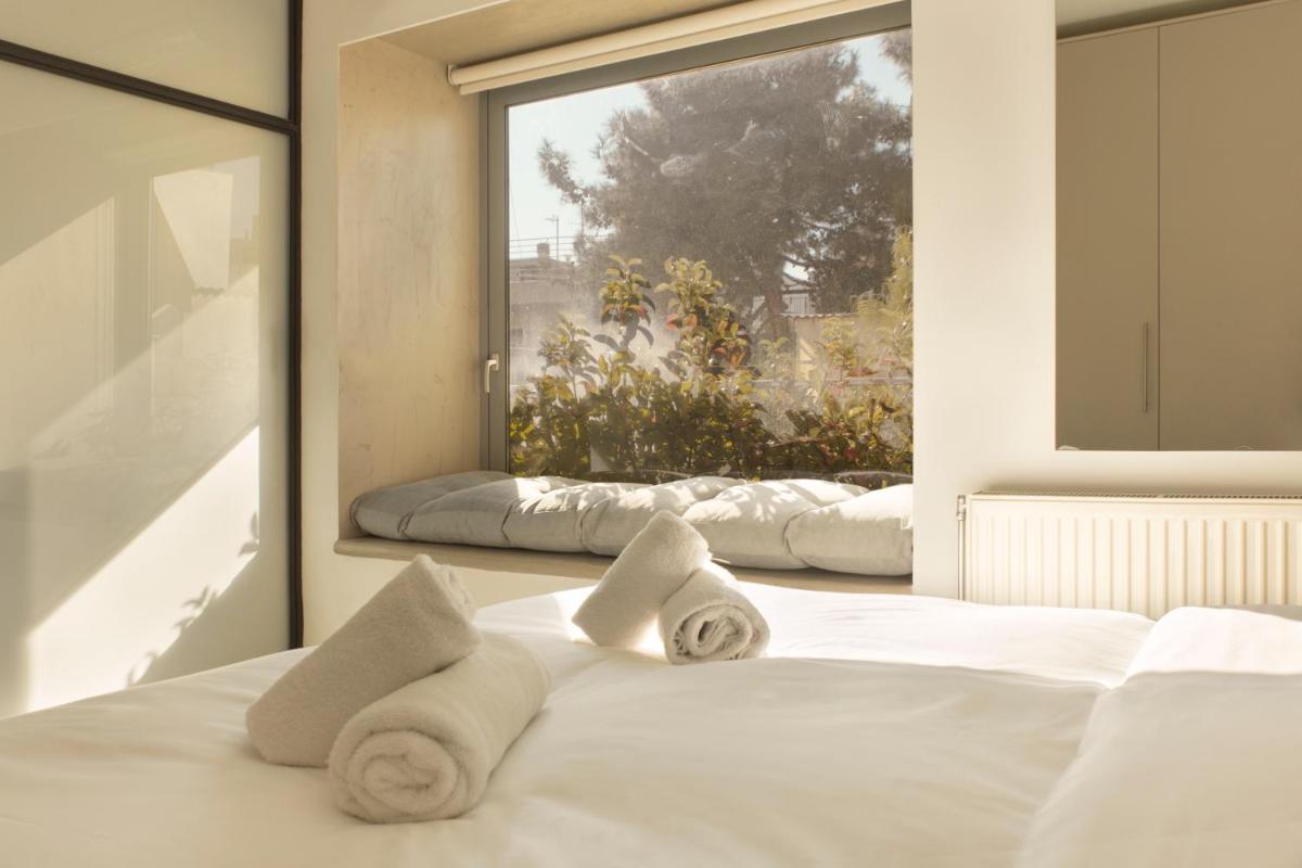Suitetrails - Luxury Apt with Parking-Living Stone Silver