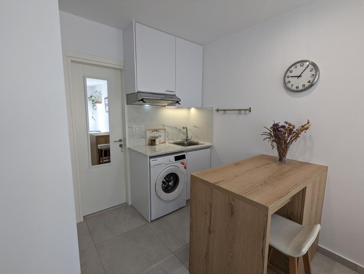 Modern & Cozy Studio w/ Backyard Near City Center - Housity