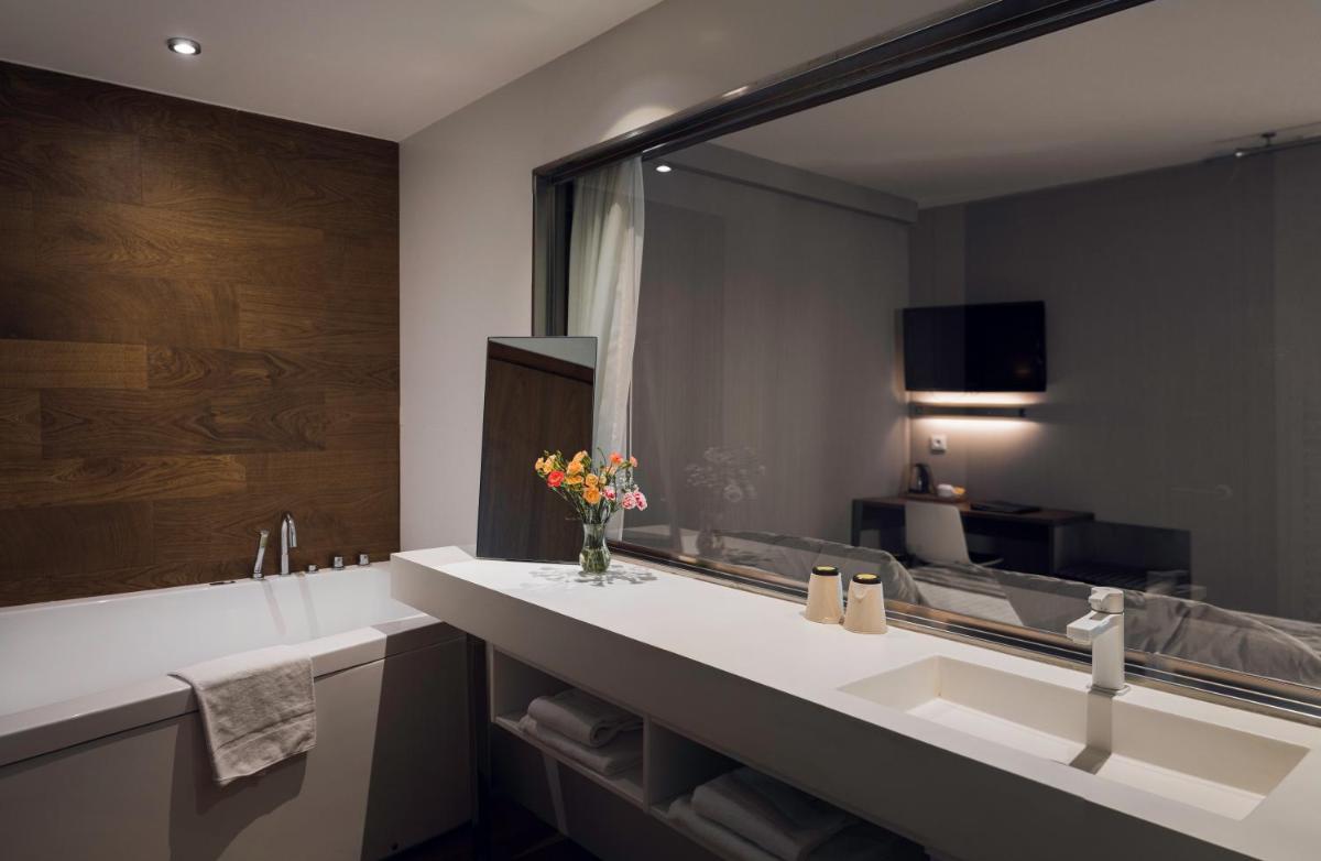 une salle de bain avec deux lavabos et un grand miroir dans l'établissement Alysson Hôtel, à Oloron-Sainte-Marie