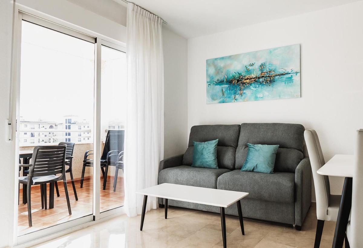una sala de estar con un sofá y una mesa en Nacavi Albir Aparthotel, en Albir