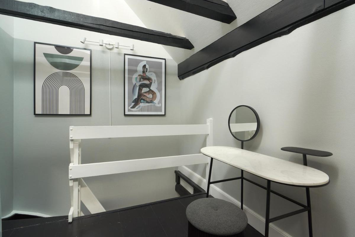 Suitetrails - Unique 2 Bedroom Duplex w Exposed Beams in CPH City