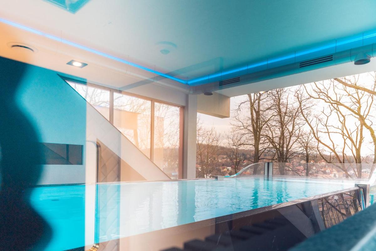 Der Swimmingpool an oder in der Nähe von Hotel BEI SCHUMANN