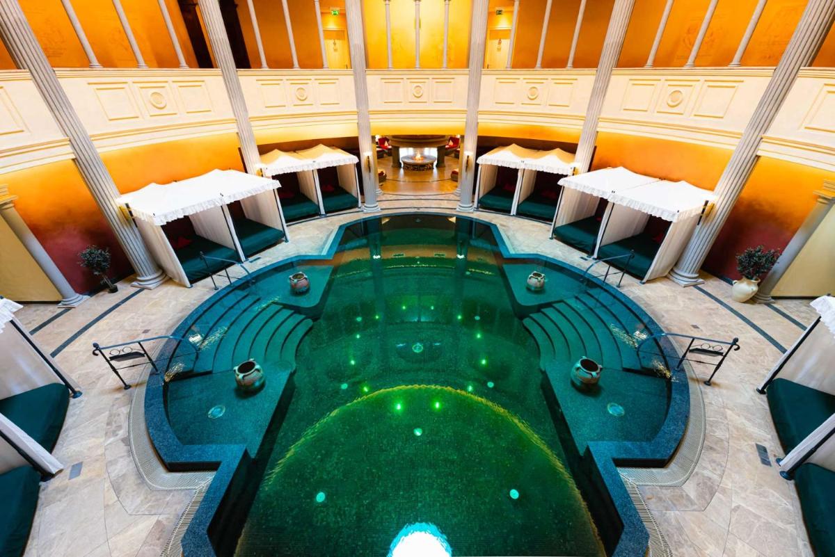 Der Swimmingpool an oder in der Nähe von Hotel BEI SCHUMANN