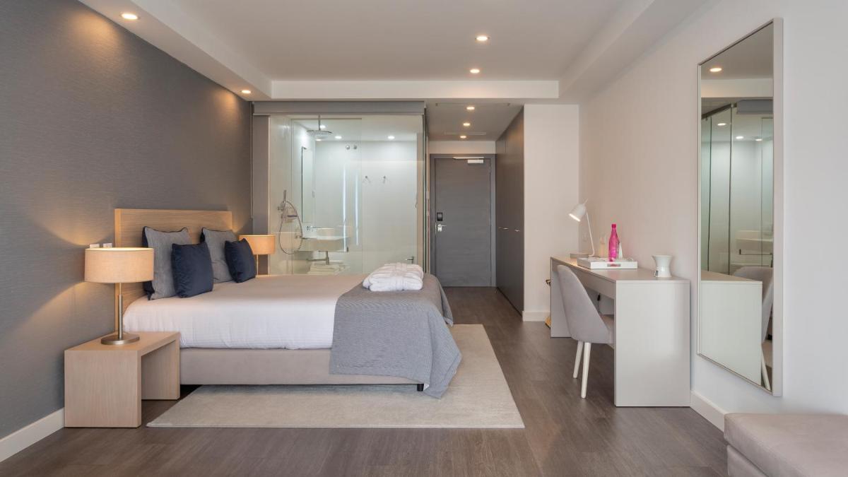 Uma cama ou camas num quarto em Longevity Health & Wellness Hotel - Adults Only