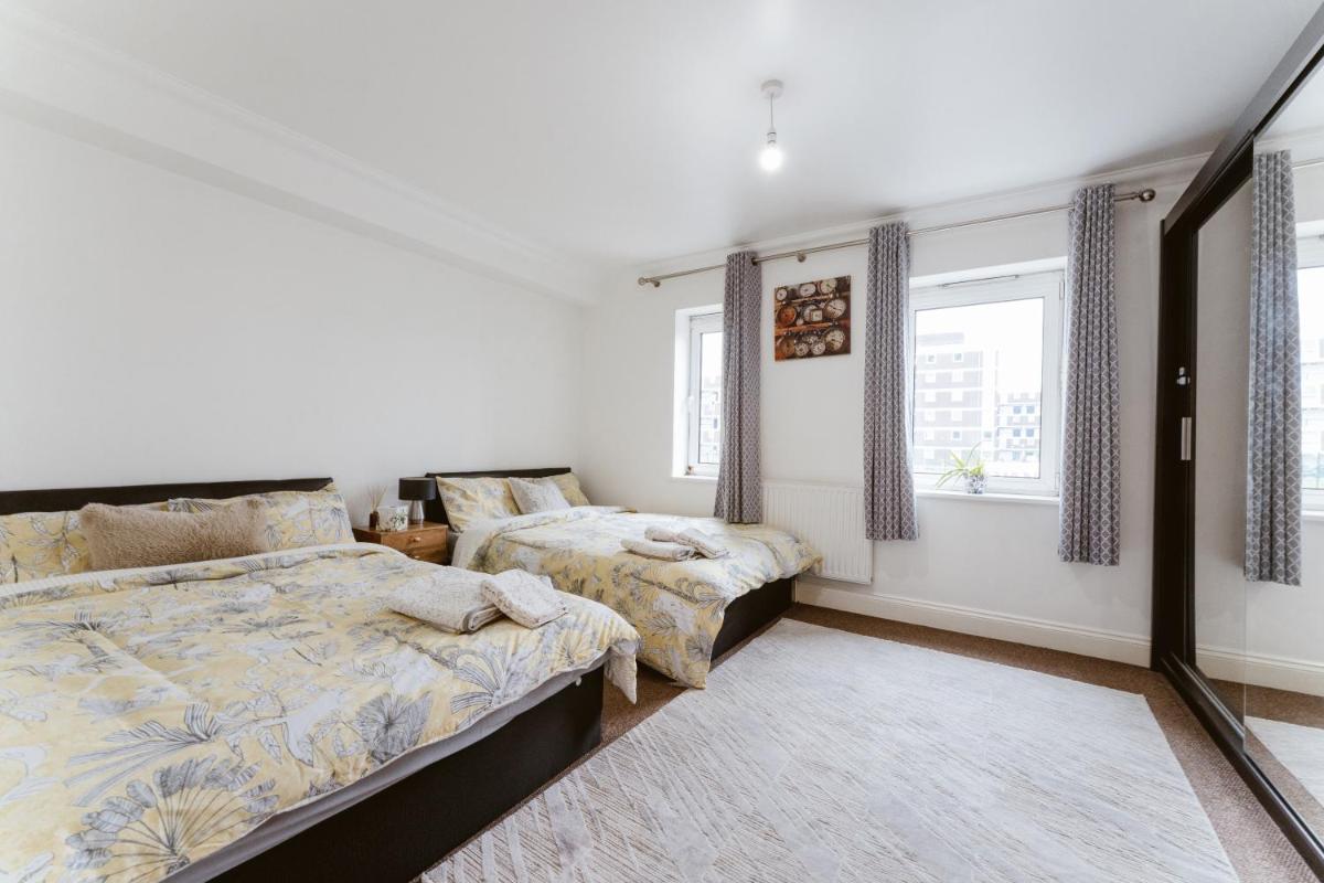 Hipster 5 double beds , 2 big bedrooms in Hackney - Housity