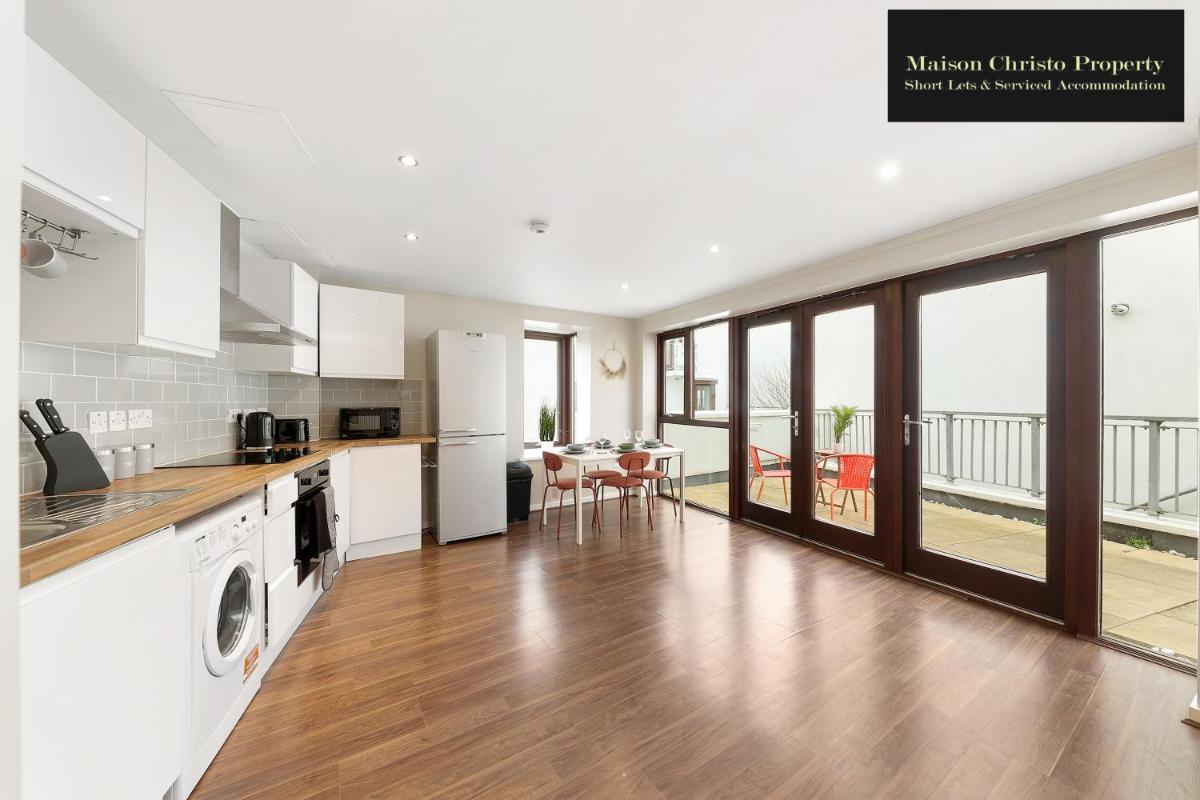 Eden 2Bedroom Apt Sleeps 6 in London with Wifi & Leisure By Maison Christo Property Short Lets & Serviced Accommodation - Housity