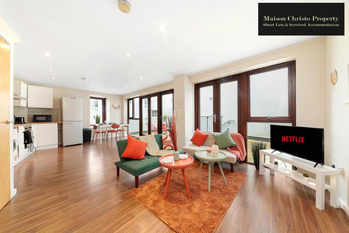 Eden 2Bedroom Apt Sleeps 6 in London with Wifi & Leisure By Maison Christo Property Short Lets & Serviced Accommodation - Housity