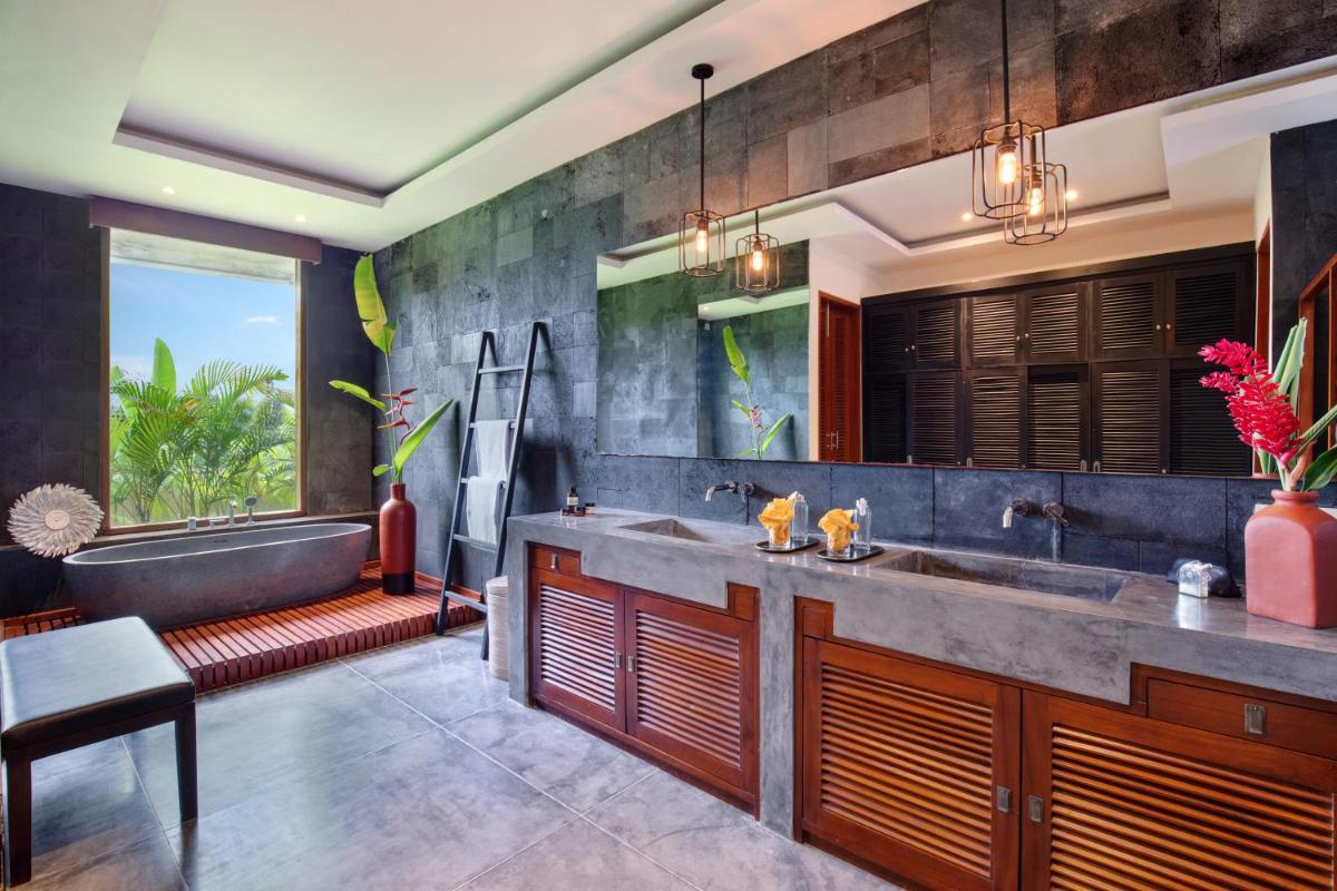 You think you know Canggu - Think again! Stunning LARGE LUXXE 7bed Villa - Housity