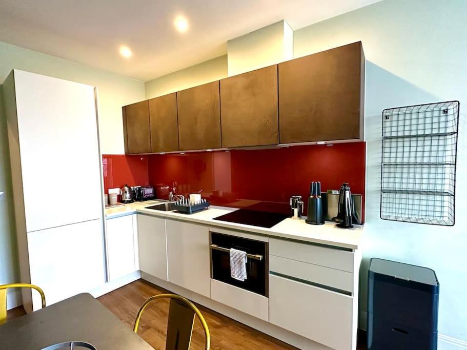 Amazing Modern Apartment - Free Secure Parking! - 1 Minute walk to Poole Quay - Great Location - Free Parking - Fast WiFi - Smart TV - Newly decorated - sleeps up to 2! Close to Poole & Bournemouth & Sandbanks - Housity
