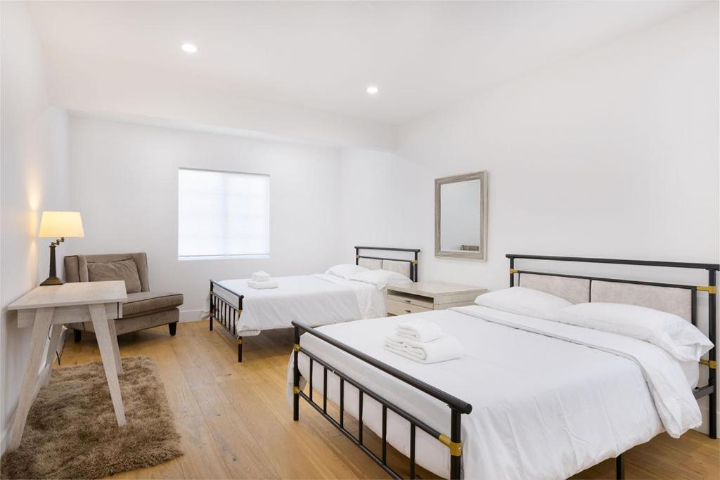 Universal Encino Studios - Housity