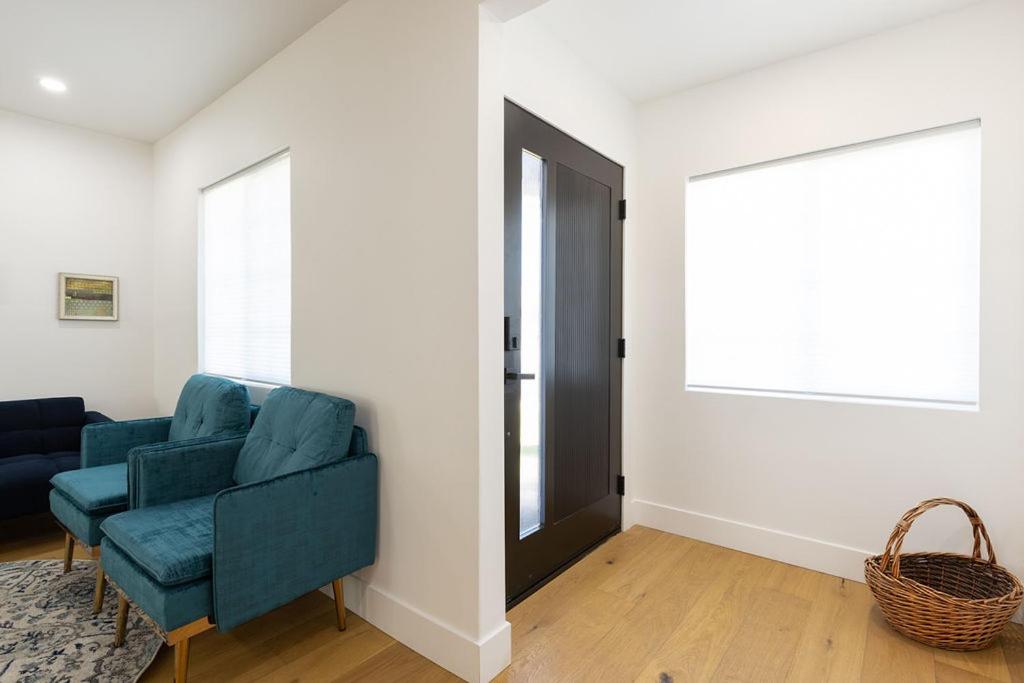 Universal Encino Studios - Housity