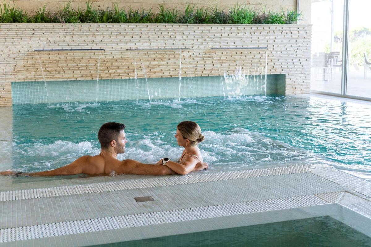 Un hombre y una niña sentados en una piscina en Seth 55 Santo Tomas, en Santo Tomás 79 fotos más