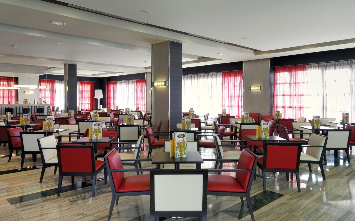 Un restaurante o sitio para comer en Elba Carlota Beach & Golf Resort
