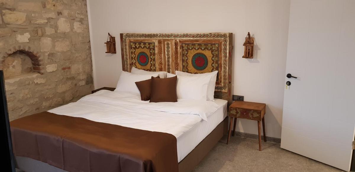 CHAKRA VOURLA HOTEL - Housity