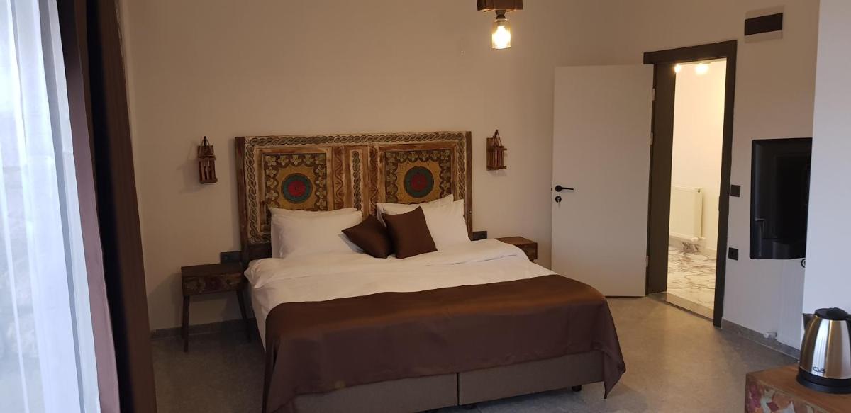 CHAKRA VOURLA HOTEL - Housity
