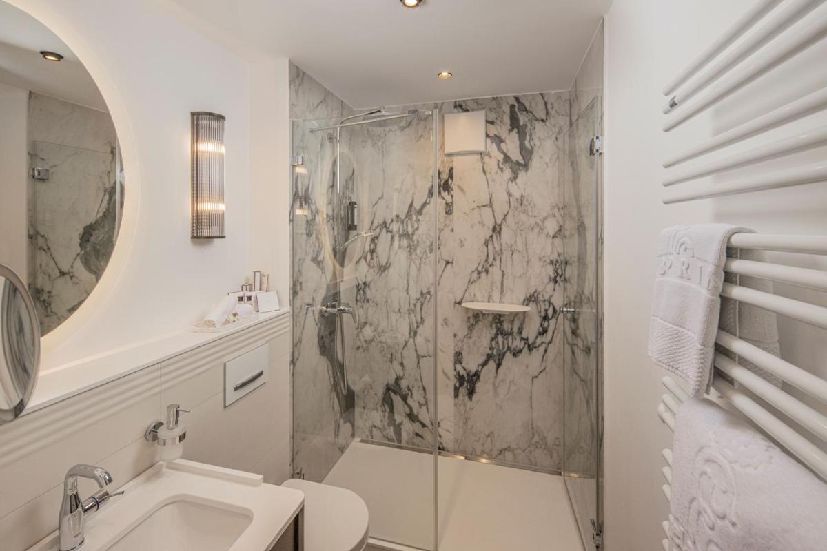 Ein Badezimmer in der Unterkunft Hotel Erbprinz - Gourmet & Spa