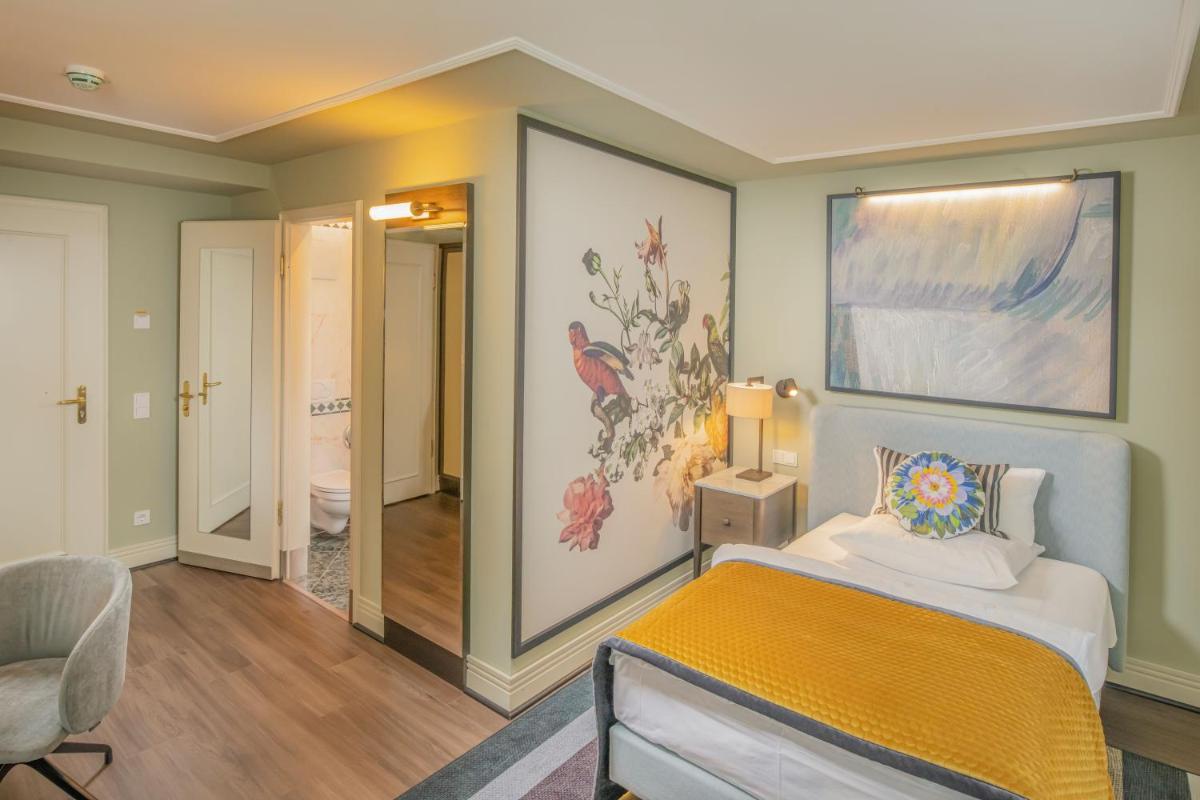 Ein Bett oder Betten in einem Zimmer der Unterkunft Hotel Erbprinz - Gourmet & Spa