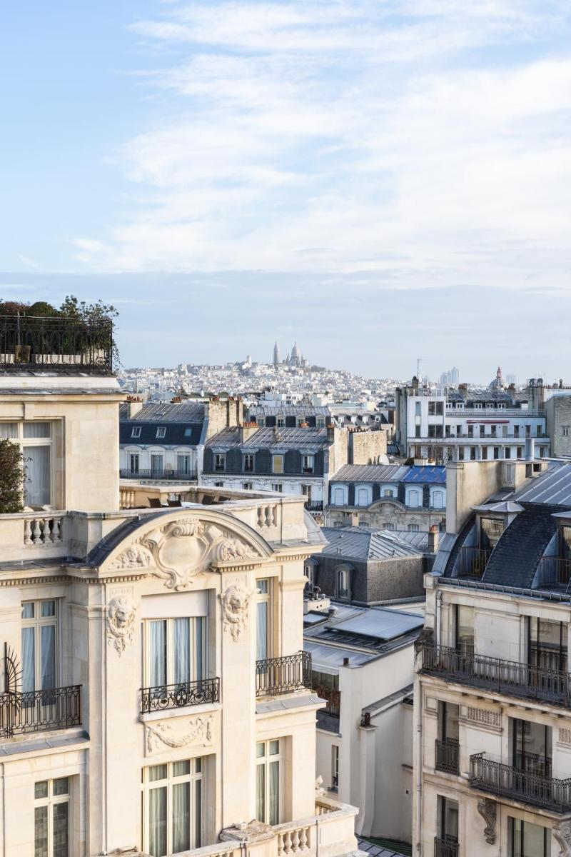 Vue générale sur Paris ou vue de la ville depuis l'hôtel