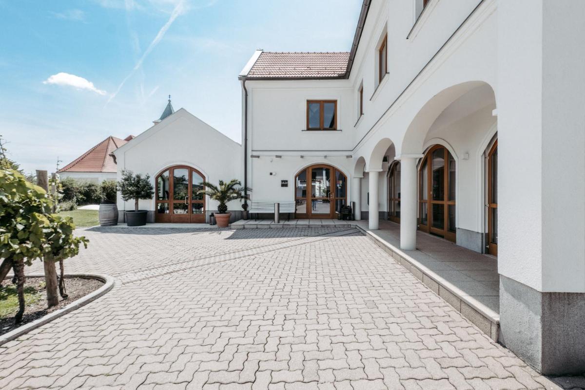 Weingut & Gästehaus zum Seeblick - Familie Sattler - Housity