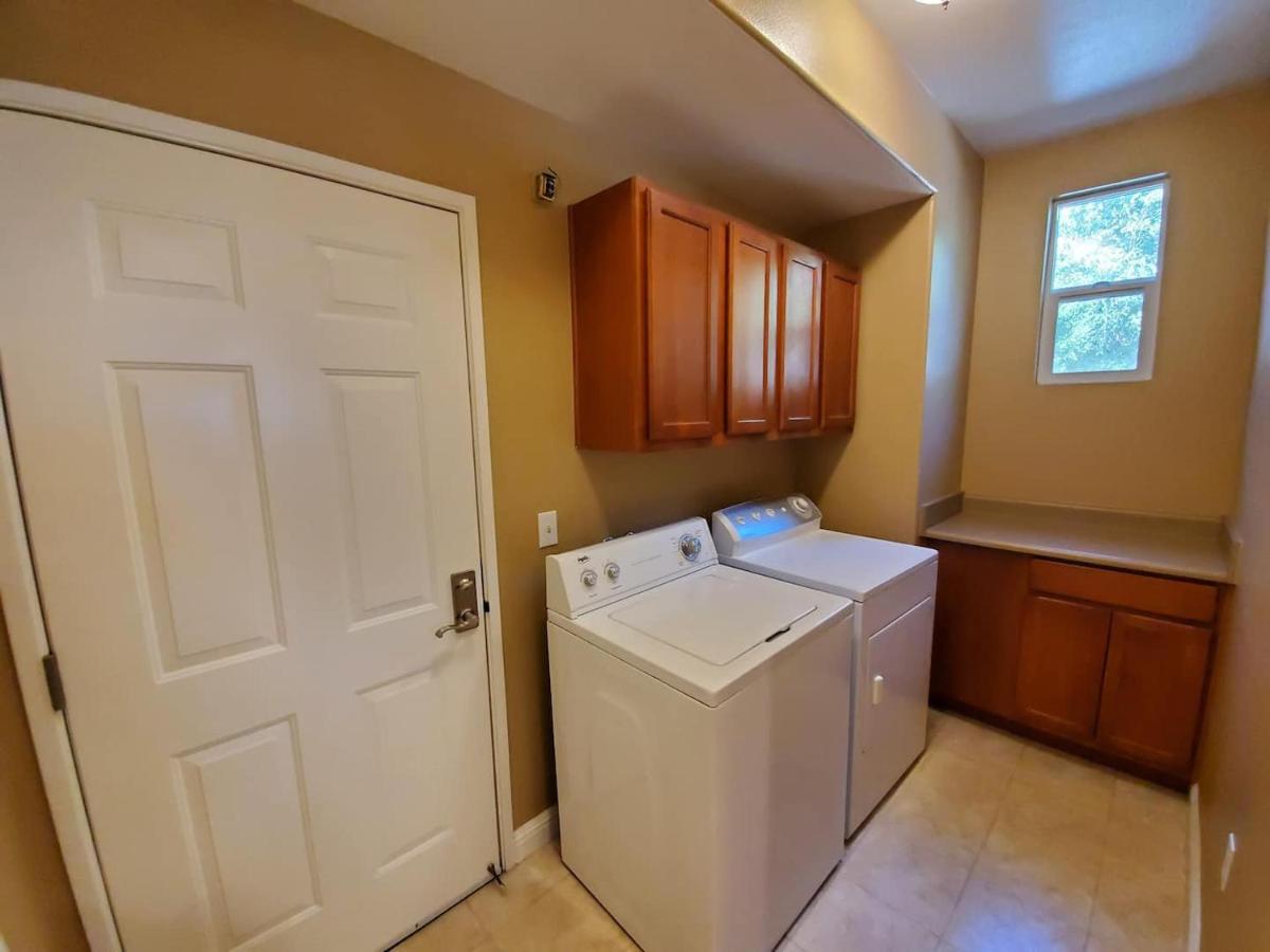 Exclusive Westlake Condo w/ Gym, Pool, Washer & Dryer In Unit & Private Garage - Housity
