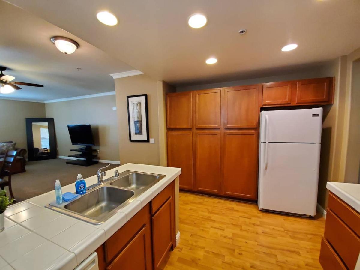 Exclusive Westlake Condo w/ Gym, Pool, Washer & Dryer In Unit & Private Garage - Housity