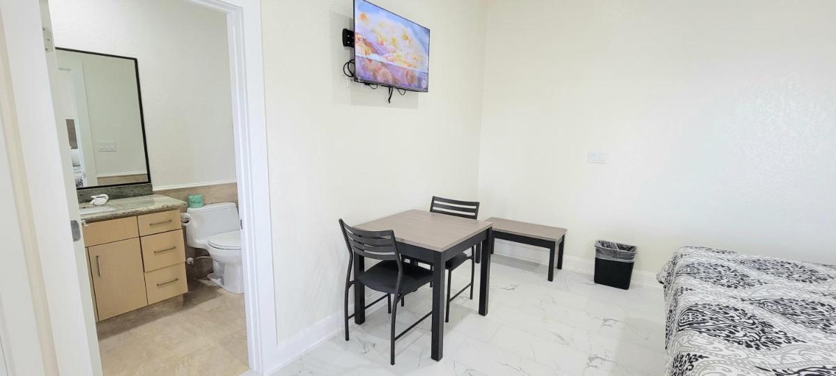 Lighthouse Inn - Housity