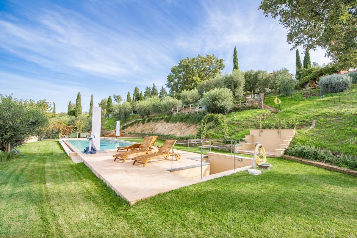 PODERE TORRICELLE 69B Pancole Gr, seaview infinity pool, jacuzzi and sauna, exclusive villa for 4 and independent extra suite for 2 in main villa with private ensuite bathroom, kitchenette, dining area for 6 with barbeque in exclusive private garden - Housity