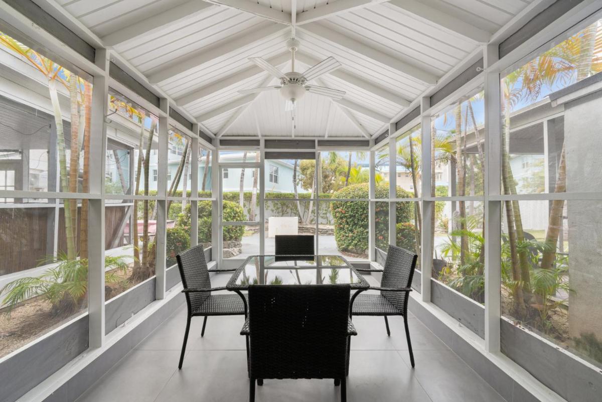 Suitetrails - Perfectly Located in the Heart of Seven Mile Beach apts